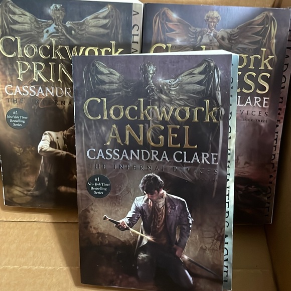 Infernal Devices 3 book set. New condition! - Picture 2 of 2